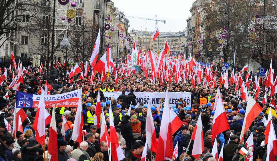 Warszawa: Marsz Wolności i Solidarności 2015. Manifestacja PiS 13 grudnia w Warszawie [NA ŻYWO]/© Fot. Bartek Syta