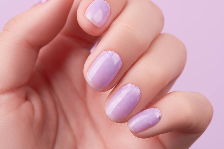 Lavender nails to idealna propozycja dla kobiet w różnym wieku, które szukają czegoś delikatnego i jednocześnie eleganckiego. Ten kolor doda dłoniom