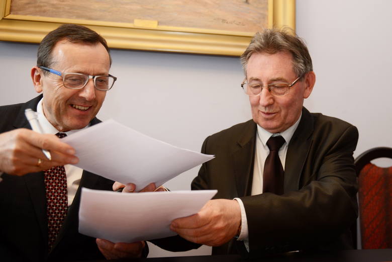 Członek zarządu firmy Gedia Ryszard Gongor i dyr. „Elektronika” Stanisław Rogulski wymieniają się podpisaną umową.