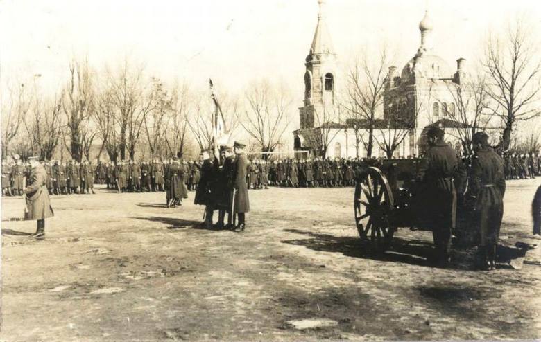 Lata 1921-1936, Żołnierze 18. pp przed kościołem garnizonowym w Skierniewicach
