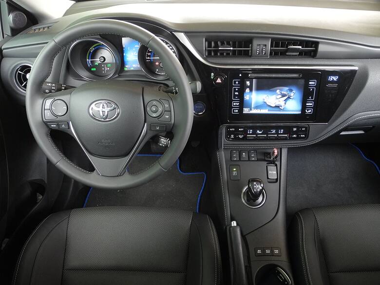 Toyota Auris HybdridToyota Auris jest dostępna w dwóch pięciodrzwiowych wersjach nadwoziowych - jako hatchback i kombi. Jako sedan auto występuje pod