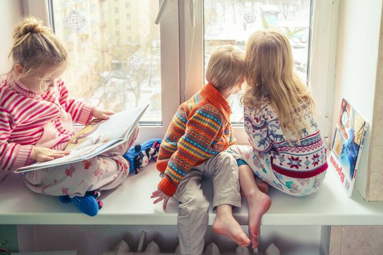 Zaplanowany wypoczynek czy czas na nudę i relaks? Jak dzieci powinny spędzać ferie zimowe? Psycholog radzi.