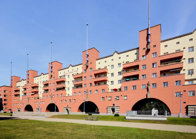 Karl-Marx-Hof to modernistyczny blok mieszkalny liczący 1382 mieszkania i mierzący 1100 m długości. Został zbudowany w Wiedniu w latach 1927–1930 przez