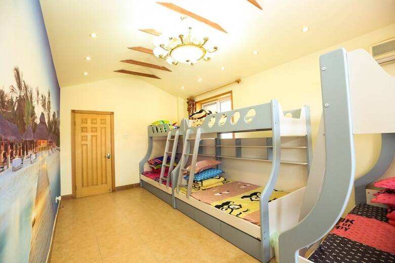 Łóżka piętrowe oferowane są w wielu rozmiarach i kształtach.