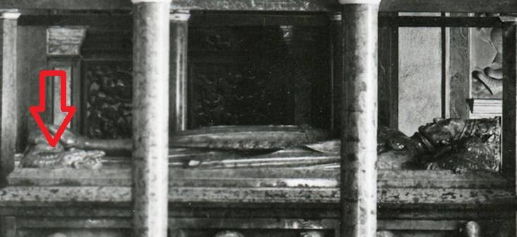 Smok na nagrobku Jagiełły, leży u stóp króla symbolizując pokonane pogaństwo