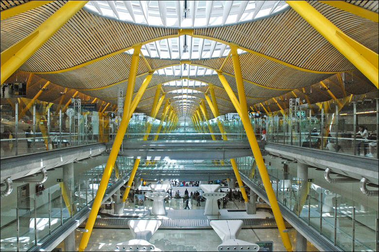 Kolorowa architektura lotniska w Madrycie