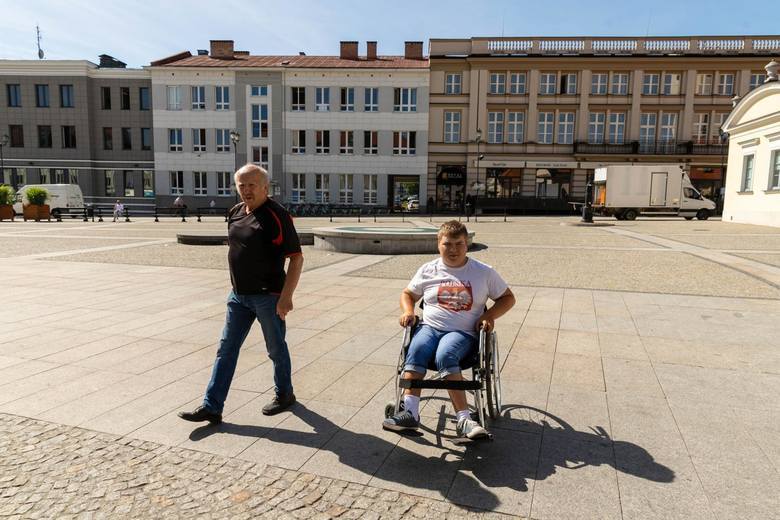 Podczas imprez masowych na Rynku Kościuszki powinna być wydzielona strefa dla niepełnosprawnych na wózkach - mówi Kazimierz Zajkowski.
