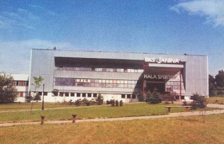 Na nowych osiedlach z czasem zaczęły powstawać inne obiekty, jak w Libiążu hala sportowa, która stała się jego wizytówką