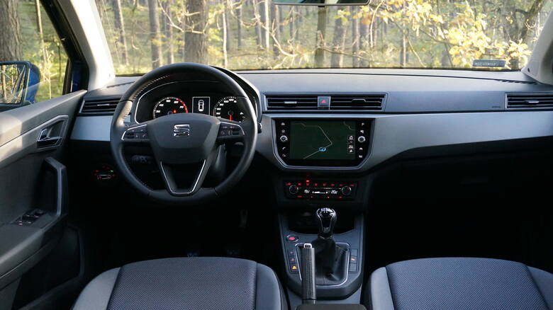 Seat Ibiza 1.0 TSI Ibizę  zbudowano na płycie MQB A0 czyli dla małych aut koncernu Volkswagena. Stylistycznie czerpie garściami z trzeciej generacji