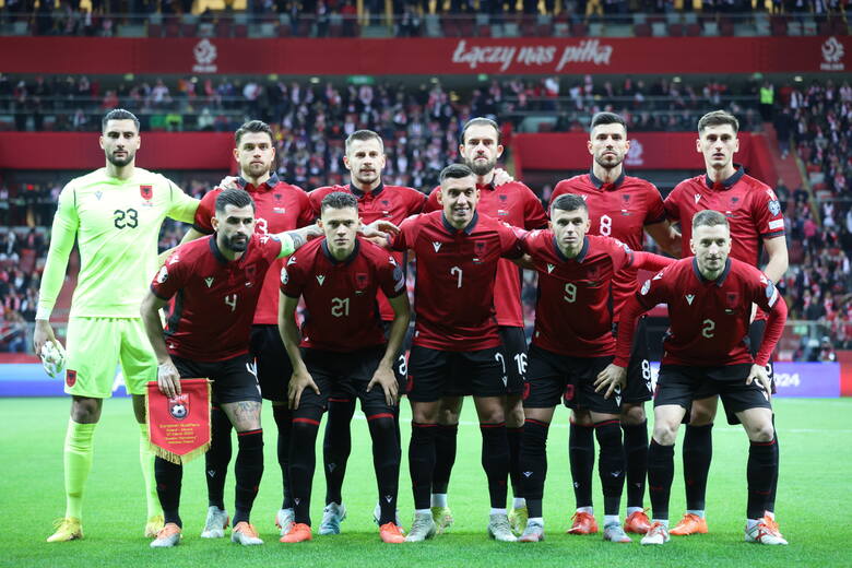 eprezentacja Albanii rozpoczęła mecz w składzie: w górnym rzędzie od lewej - Thomas Strakosha, Ivan Balliu, Marash Kumbulla, Enea Mihaj, Elseid Hysaj