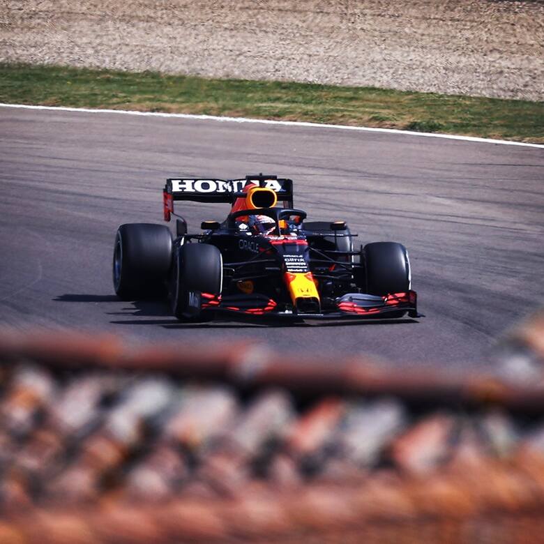 Holender, Max Verstappen, wygrał drugą rundę mistrzostw świata Formuły 1 – Grand Prix Emilii-Romanii. Na torze Imola jako drugi finiszował obrońca tytułu
