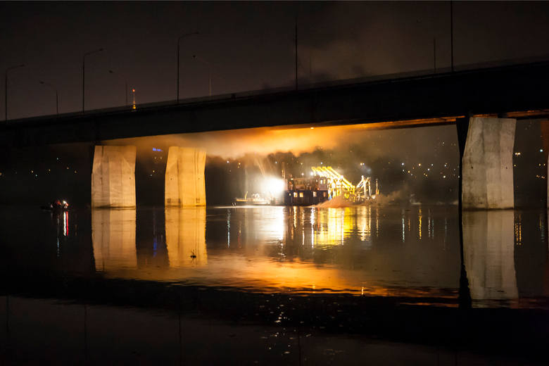 Pożar mostu Łazienkowskiego w Warszawie