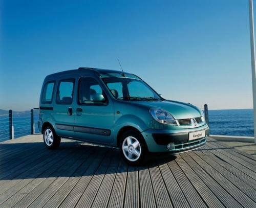 Renault Kangoo, podobnie jak Fiat Doblo, oferowany jest w wersji 4- lub 5-drzwiowej. W tej ostatniej, otrzymujemy dodatkowe przesuwane drzwi umieszczone
