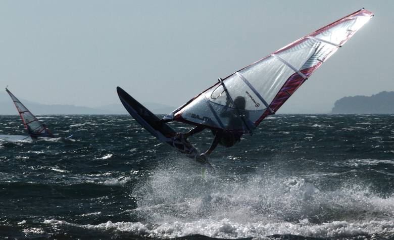 Jez. Szarzeckie to „poligon” miłośników windsurfingu. Na desce surfuje tam m.in. Piotr Wysocki z Międzychodu.