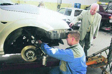 W gdańskim zakładzie motoryzacyjnym Tadeusza Dronszkowskiego uczniowie mogą nauczyć się zawodów mechanika pojazdów samochodowych czy lakiernika samochodowego.