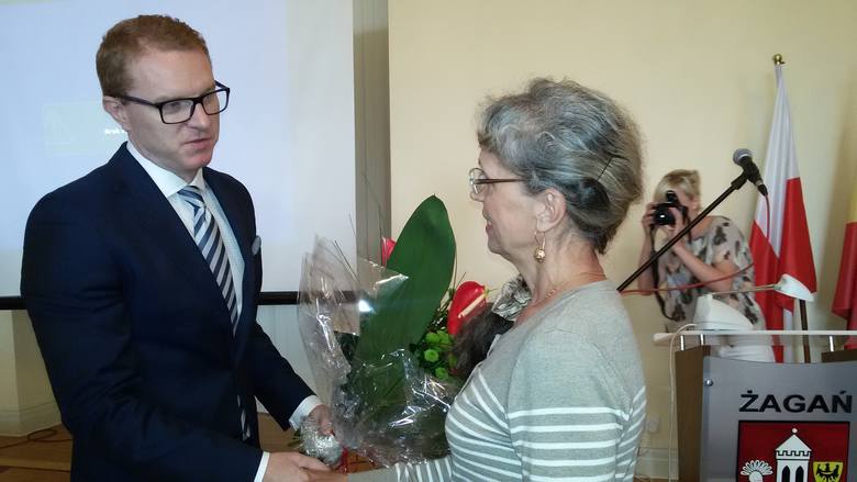 Skarbnik Teresa Łapczyńska przyjmowała gratulacje od burmistrza Daniela Marchewki i radnych.