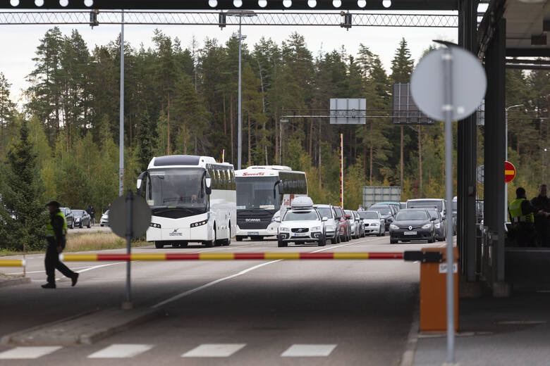 Finlandia zapowiadała ochronę przejść granicznych w Rosją. Teraz przystępuje do działań.