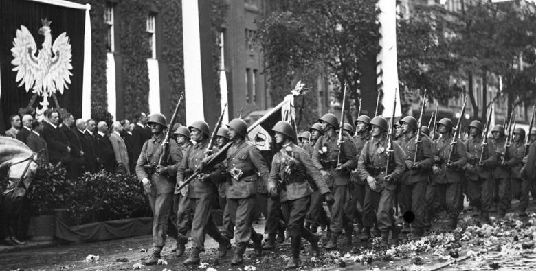 73. Pułk Piechoty defiluje na ulicy marszałka Józefa Piłsudskiego po manewrach. Rok 1937
