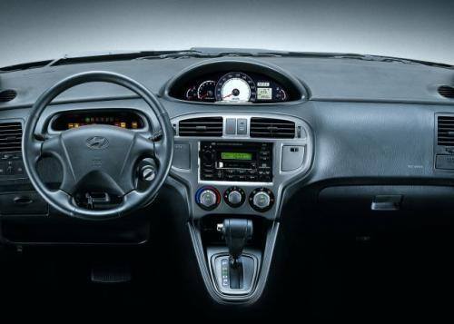 Fot. Hyundai: Zestaw wskaźników umieszczono centralnie, a lampki kontrolne - nad kierownicą. Nie jest to ergonomiczne, ale oryginalne. Automatyczna skrzynia