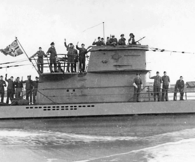 Triumfująca załoga U-Boota wracającego do portu