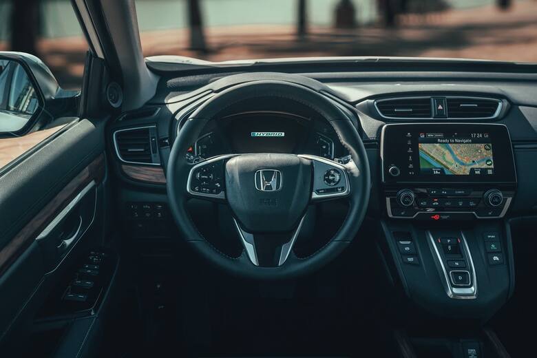 Honda CR-V HybridKażda Honda CR-V wyjeżdżająca z salonu ma na pokładzie układ stabilizacji toru jazdy Vehicle Stability Assist (VSA®) posiadający funkcję