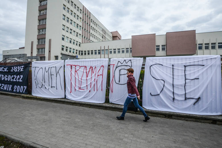 Przed szpitalem wojskowym w Bydgoszczy kibice wieszają transparenty ze słowami otuchy dla Tomka.