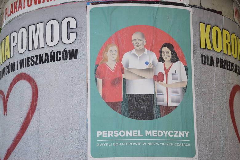 Plakaty wspierające medyków, ale też zachęcające do zostania w domu, można zobaczyć w wielu punktach Zielonej Góry. Projekt plakatu:  Iza Kaczmarek-Szurek