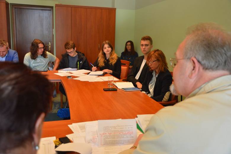 Na spotkaniu konsultacyjnym poruszono kilka kwestii związanych z utworzeniem Młodzieżowej Rady Miasta w Kielcach. Mówiono między innymi o terminie wyborów