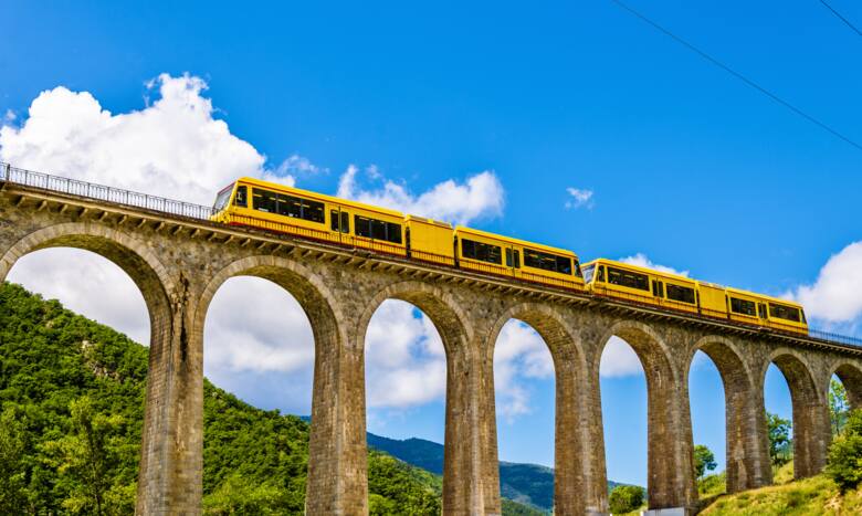 Pociąg sunie po wiadukcie w Pirenejach