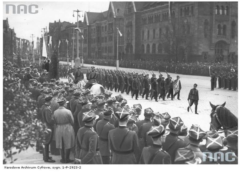 Święto Narodowe Trzeciego Maja. Defilada oddziałów Przysposobienia Wojskowego na ulicy Święty Marcin - 1935 rok