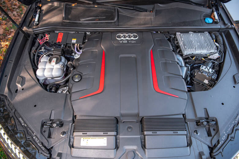 Audi Q7 Niewielkie zmiany w wyglądzie pociągnęły za sobą równie niewielkie zmiany w wymiarach zewnętrznych flagowego SUV-a marki Audi. Jego nadwozie