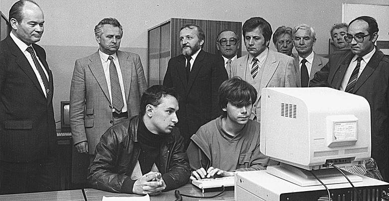 Pierwsze komputery na  wydziale. Od lewej profesorowie Marian Madayski, Kazimierz Jaskot, Antoni Nowakowski, Juliusz Engelhart, Edward Urbańczyk, Mirosław Rutkowski, Janusz Faryś.