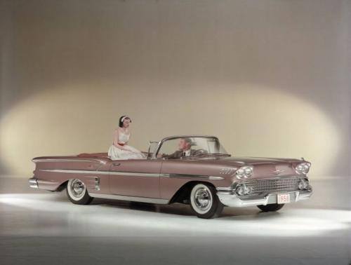 Fot. Chevrolet: Lata 60. w USA to okres boomu gospodarczego. O dobrobycie świadczy choćby ta reklamówka Chevroleta Impala z 1958 r.