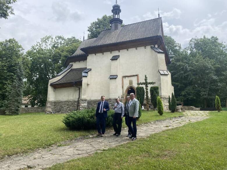 Zabytkowe fundamenty kościoła w Zbyszycach zostaną umocnione