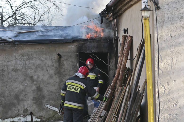 Do pożaru doszło w czwartek 28 stycznia przy ul. Odrzańskiej w Zielonej Górze. Dom palił się od wewnątrz. Płomienie objęły również dach. Strażacy w płonącym budynku szukali domowników. Z płomieni wynieśli również butlę z gazem.<br /> <br /> Alarm u strażaków włączył się około godz. 13. Na ul....