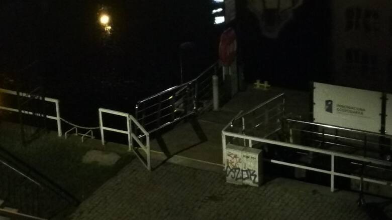 Libacje alkoholowe i skoki do wody na przystanku wodnym. Czy w Gdańsku zanosi się na kolejną tragedię? Co na to Gdański Ośrodek Sportu?