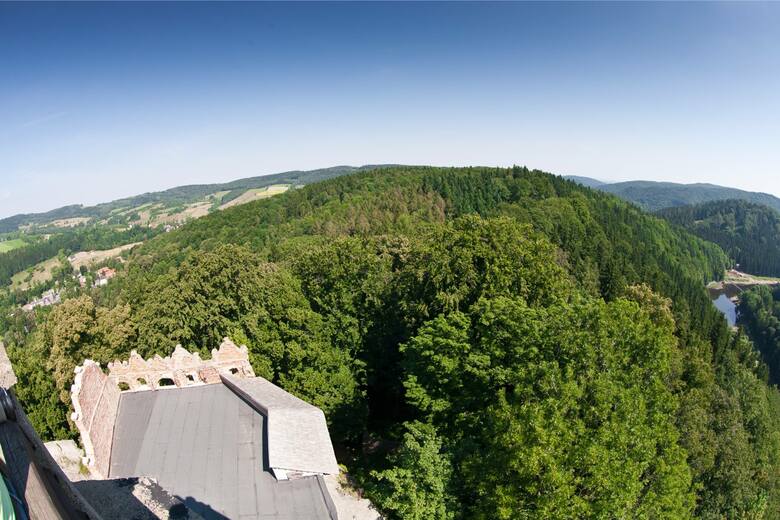 Zamek Grodno na Dolnym Śląsku znajduje się w Zagórzu Śląskim. Został wybudowany na szczycie góry Choina i położony jest w malowniczej okolicy, otoczony
