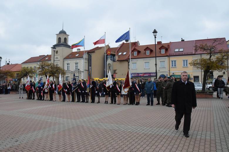 Apel Katyński na Starym Rynku. Wydarzenie odbyło się 12 kwietnia. Maszt z flagą UE był jeszcze na swoim miejscu.