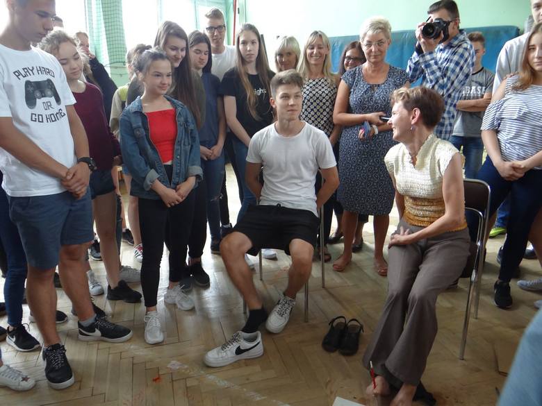 Niezwykłe spotkania w skierniewickich szkołach z niezwykłą Małgorzatą Waszkiewicz, która maluje stopami [ZDJĘCIA]