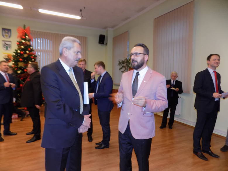 Po sesji w powiecie odbyło się spotkanie świąteczne. Na zdjęciu wicestarosta żagański Marek Kopta i starosta żarski Janusz Dudojć.
