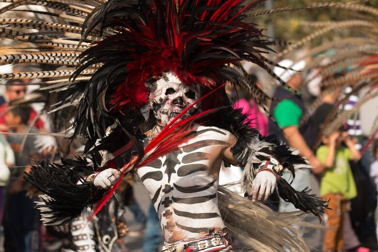 Uczestnicy parady z okazji Dia de Muertos w Meksyku