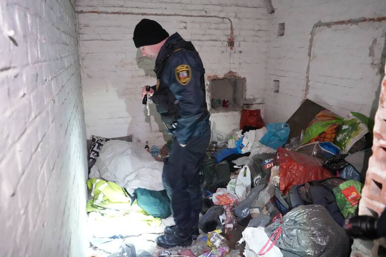 W takich warunkach mieszkają bezdomni w Toruniu. Odwiedziliśmy ich wspólnie z patrolem Straży Miejskiej.