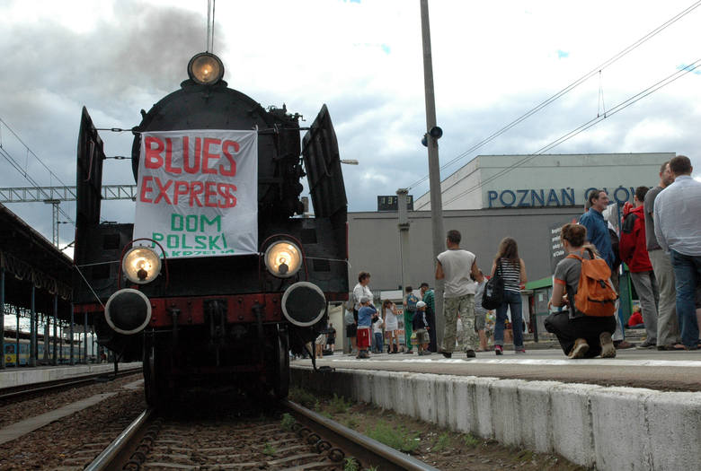 Od 2001 bluesowa ciuchcia pełna pasażerów i muzyki  wyrusza z dworca letniego stacji Poznań Główny