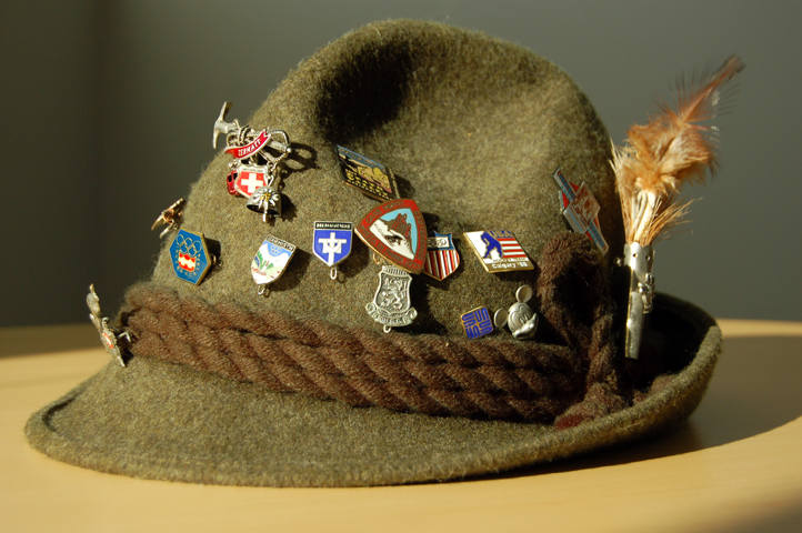 Kapelusz tyrolski z różnymi odznakami