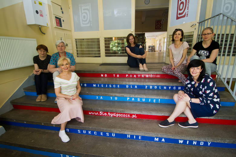 Na schodach nauczyciele wymalowali wzory matematyczne, łacińskie sentencje i nazwy najważniejszych miejsc w mieście.