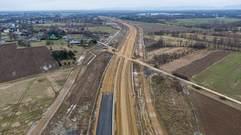 Mija 15 miesiąc budowy obwodnicy Oświęcimia do drogi S1. Na całej długości 9 km przyszła trasa kształtów