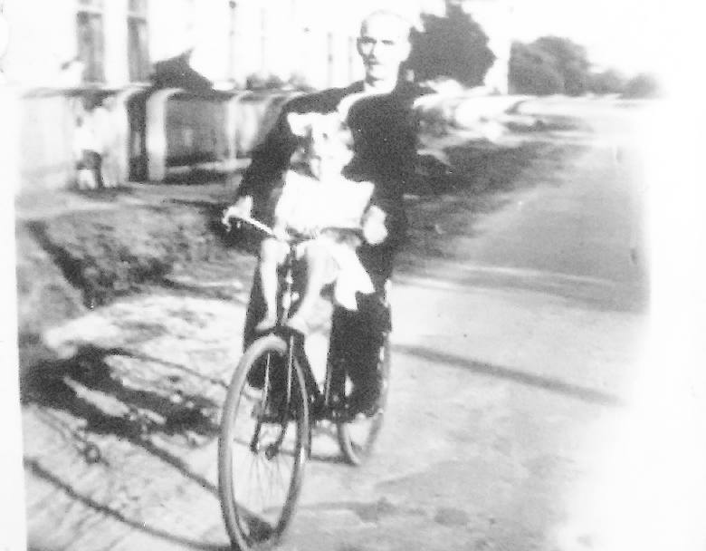 Jadzia na rowerze z dziadkiem Michałem. Dziadek złożył pierwszy jednoślad z części znalezionych w komórkach.