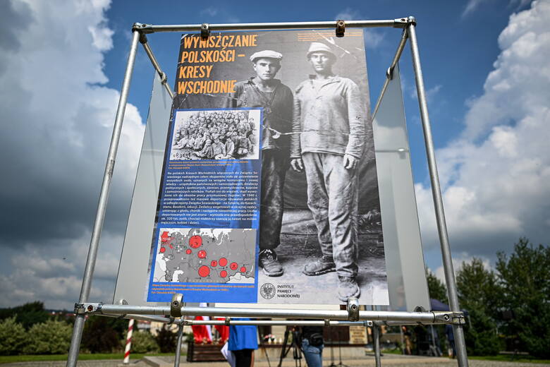 Otwarcie wystawy plenerowej Instytutu Pamięci Narodowej „Zbrodnie niemieckie i sowieckie na Polakach 1939-1945”, w ramach obchodów 84. rocznicy podpisania