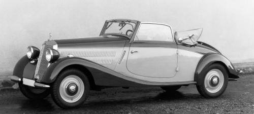 Fot. Mercedes-Benz: Natomiast kabriolet typu A (1937- 40) miał sportową linię. Kupowali go nabywcy z nutką sportową.