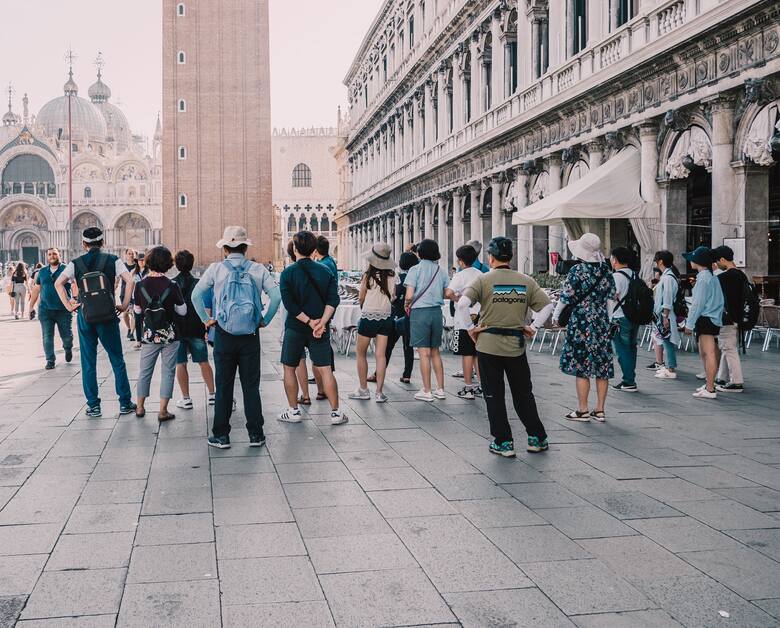 Niestety, zbyt duża liczna turystów prowadzi do powolnej degradacji środowiska Wenecji.